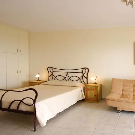 Sarantos Pool Lakithra