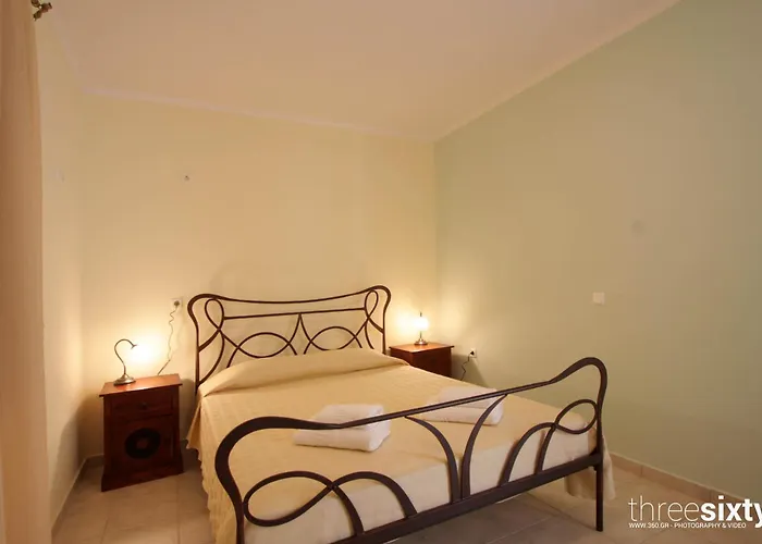 Sarantos Pool * Lakithra