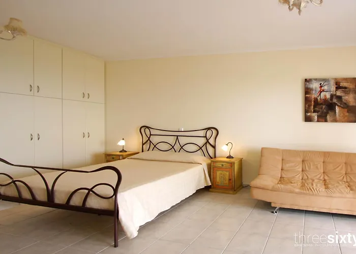 Sarantos Pool Lakíthra